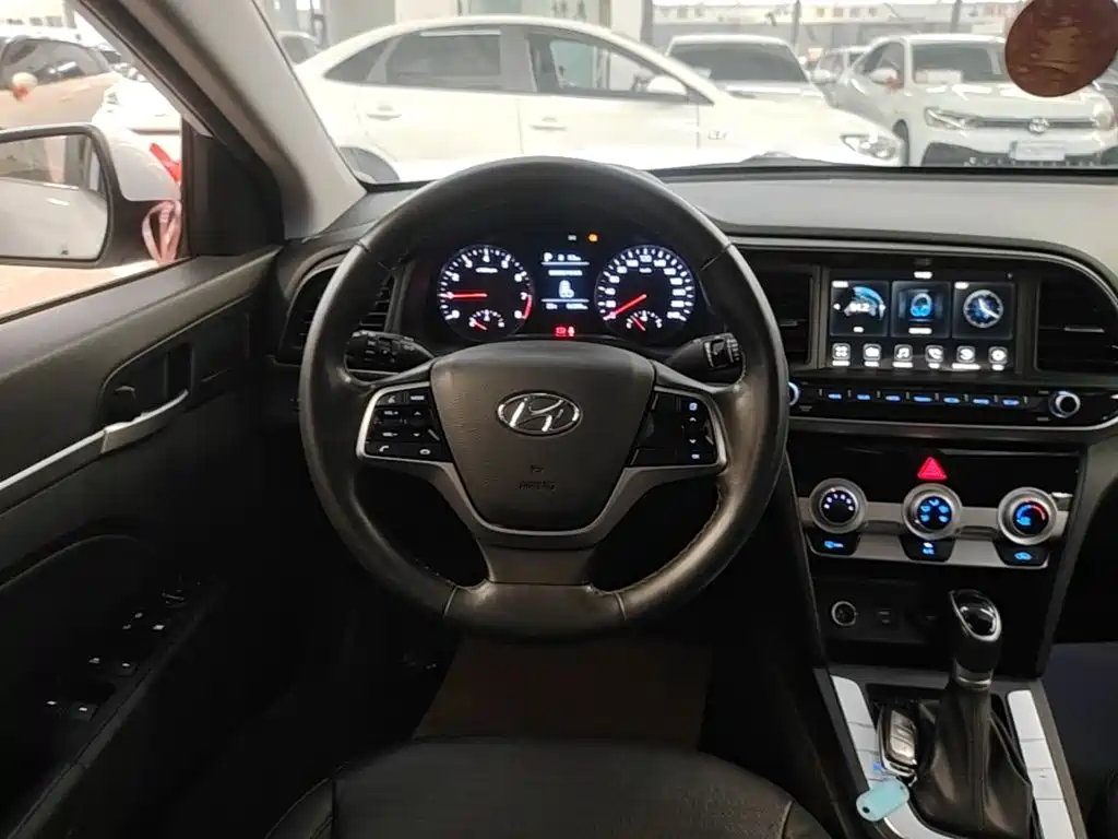 Hyundai Elantra — фото 10