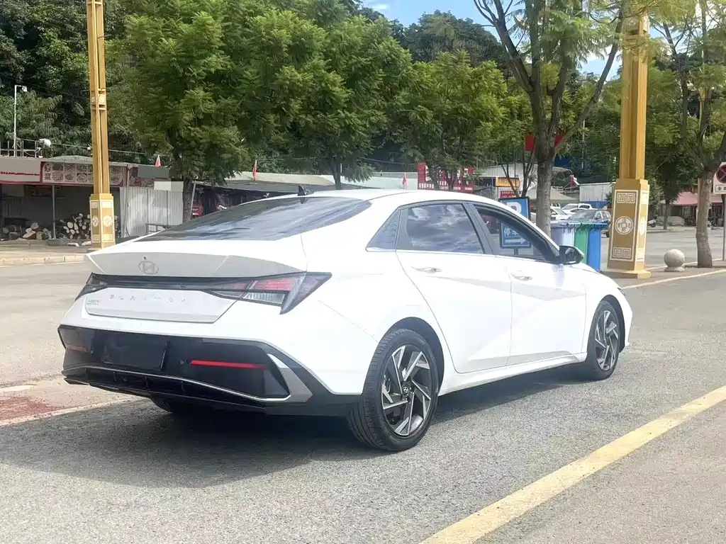 Hyundai Elantra — фото 8