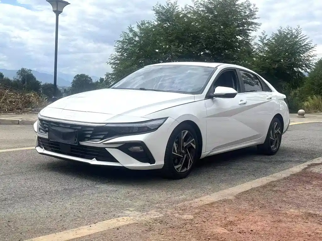 Hyundai Elantra — фото 1