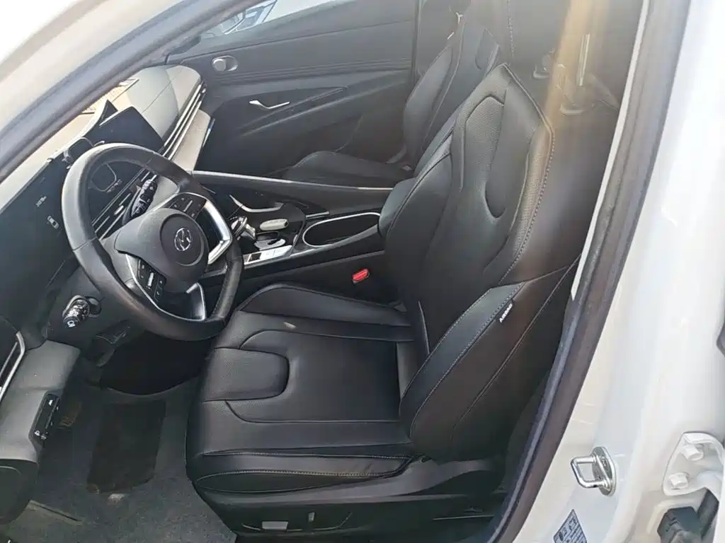Hyundai Elantra — фото 14