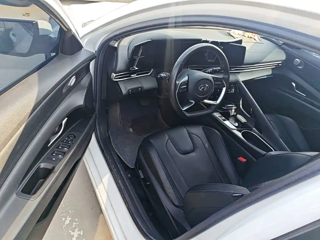 Hyundai Elantra — фото 15