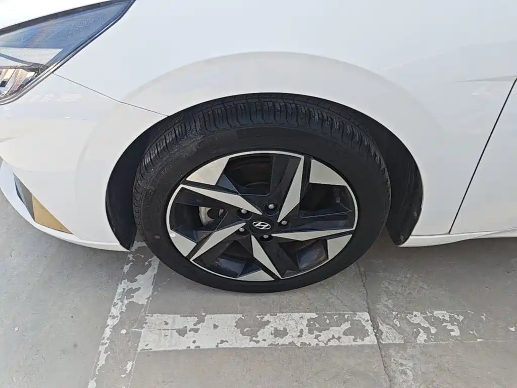 Hyundai Elantra — фото 22