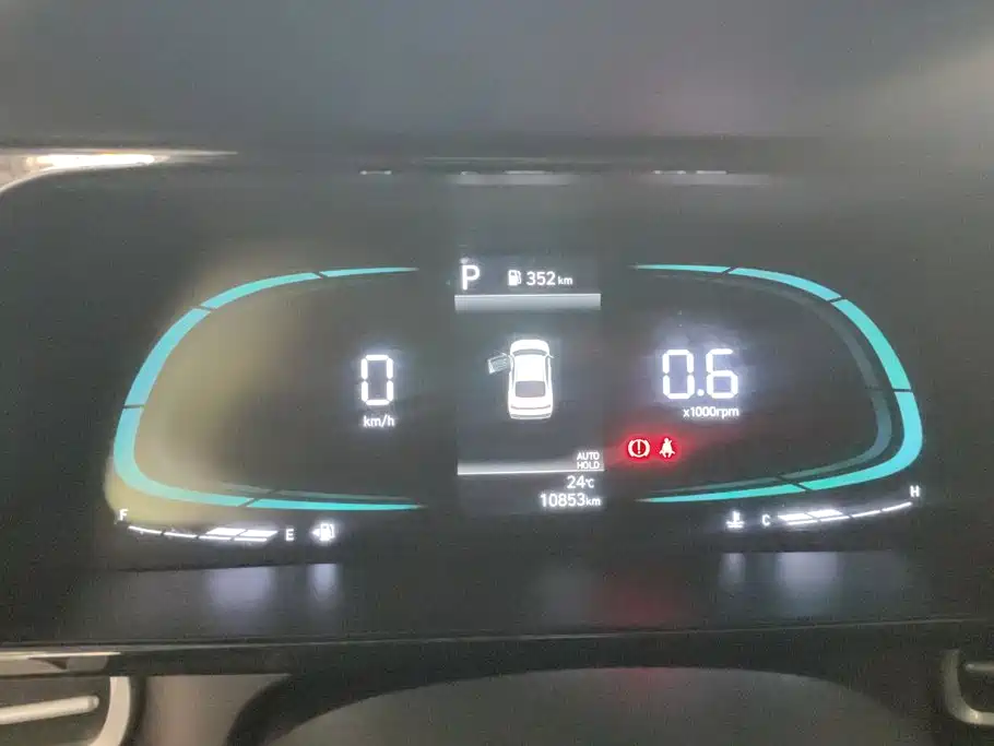 Hyundai Elantra — фото 14