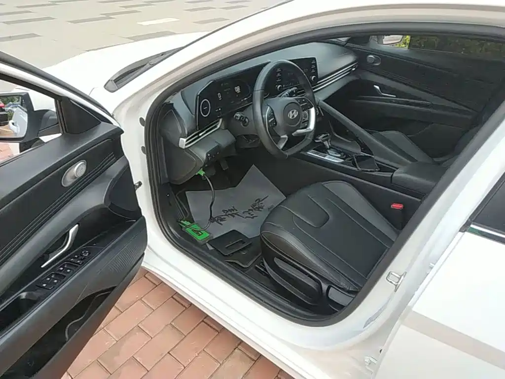 Hyundai Elantra — фото 15