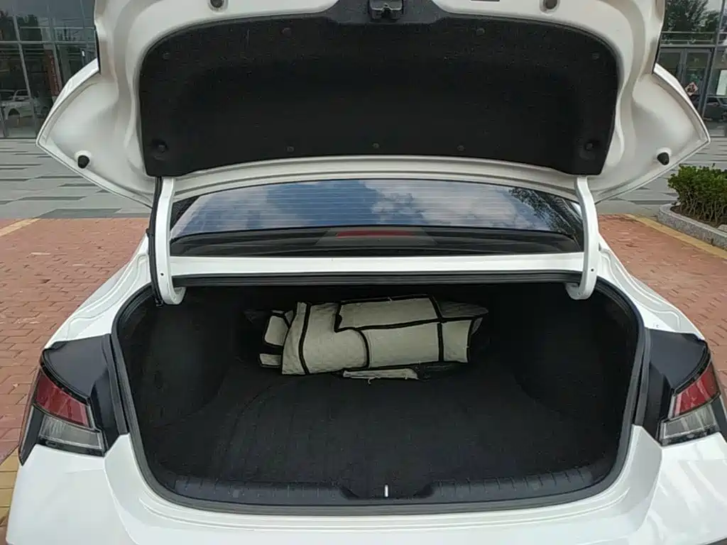 Hyundai Elantra — фото 18