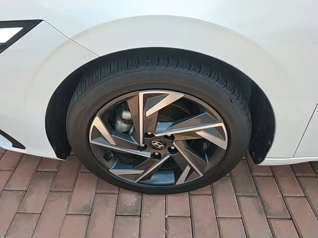 Hyundai Elantra — фото 22