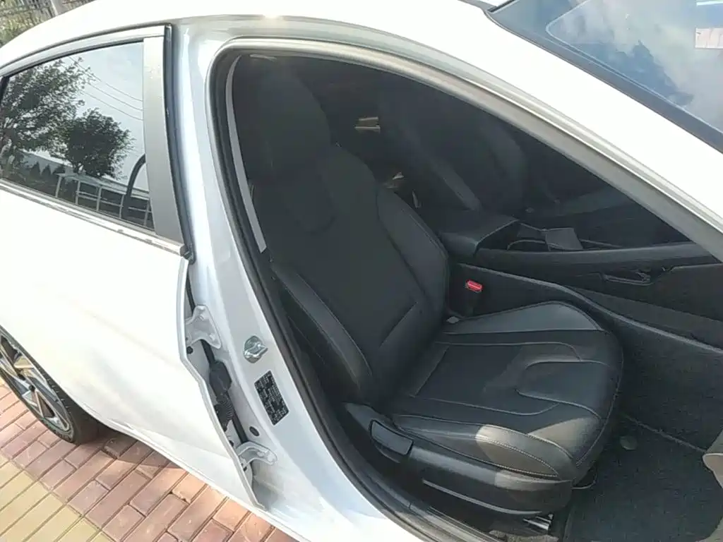 Hyundai Elantra — фото 24