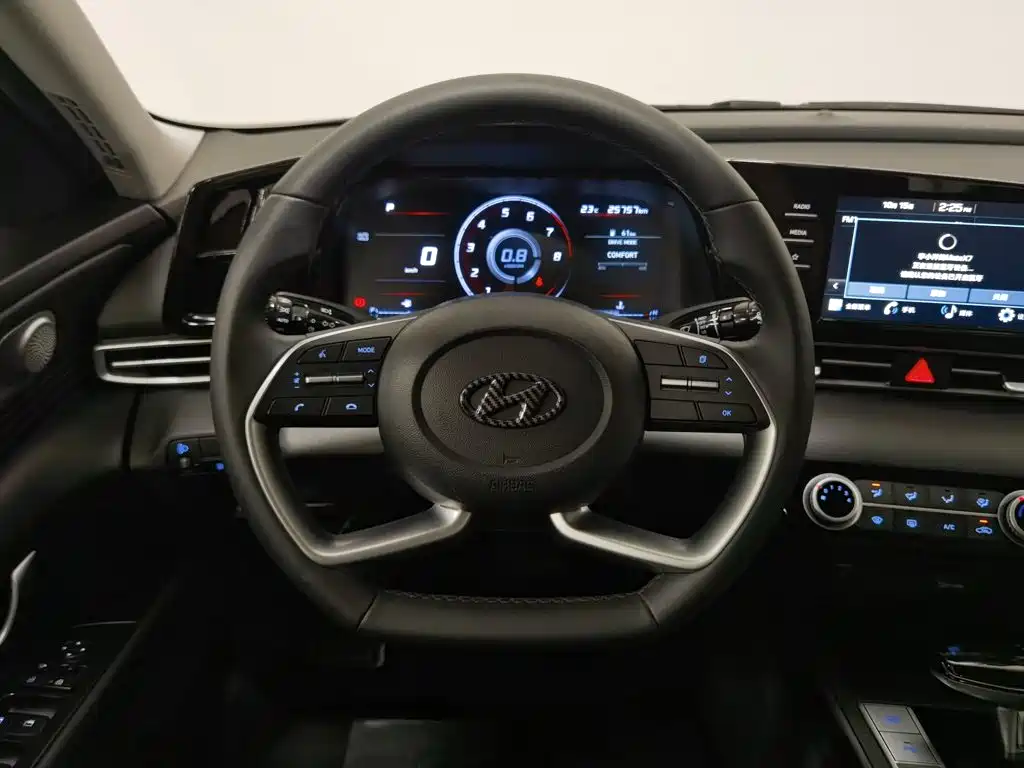 Hyundai Elantra — фото 11