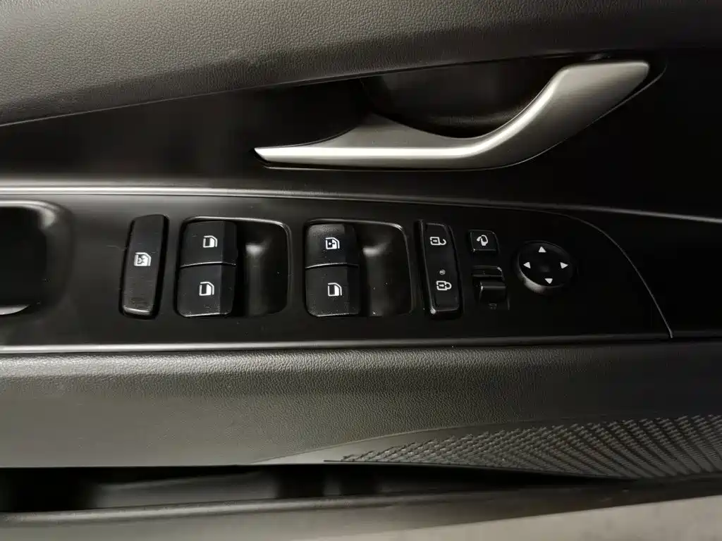Hyundai Elantra — фото 9