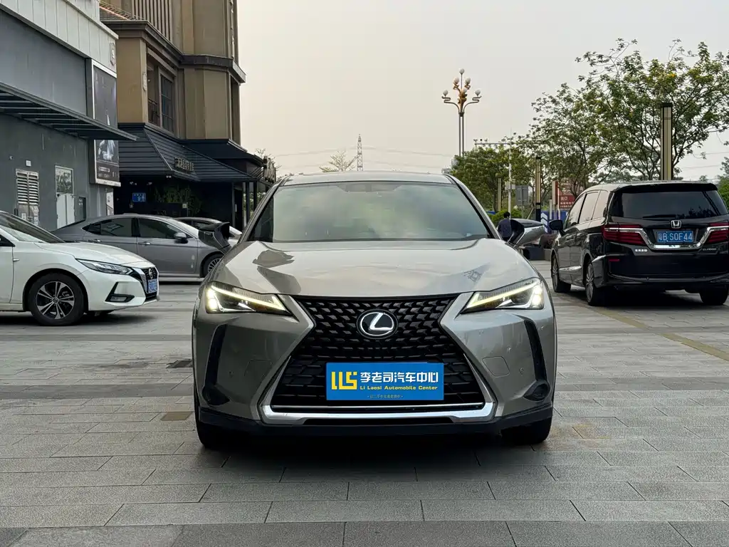 Lexus UX — фото 2