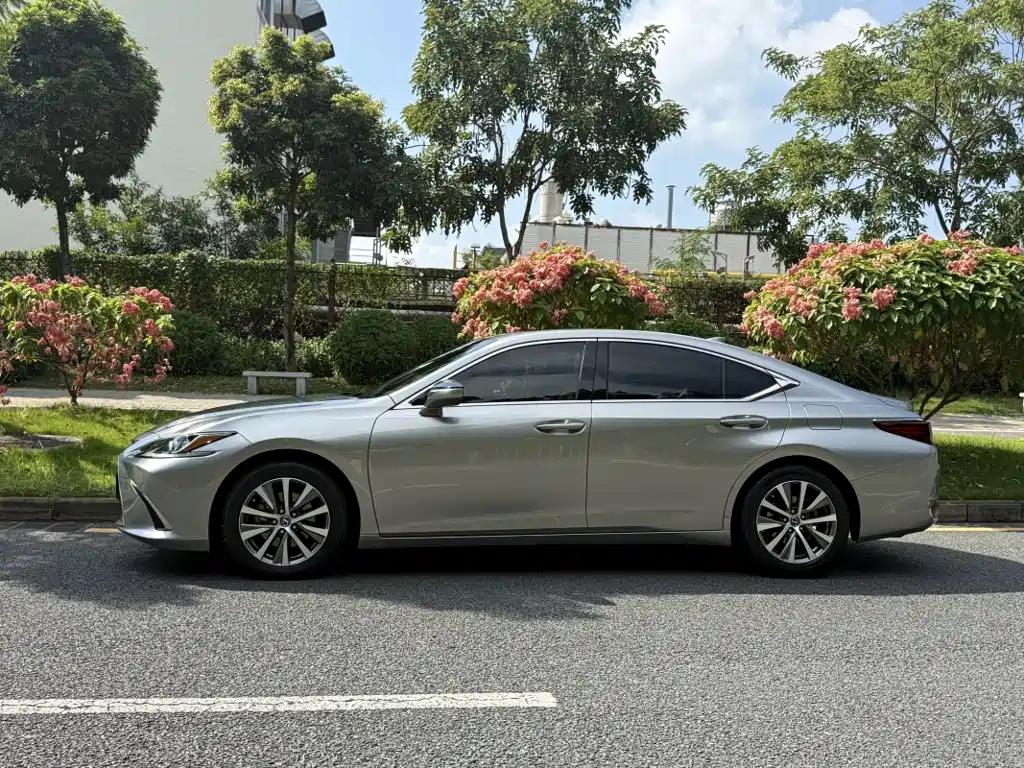 Lexus ES — фото 4