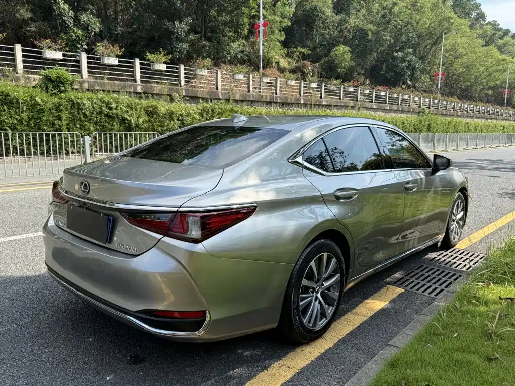 Lexus ES — фото 9