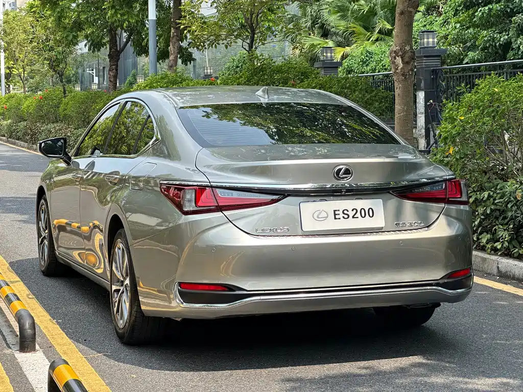 Lexus ES — фото 13