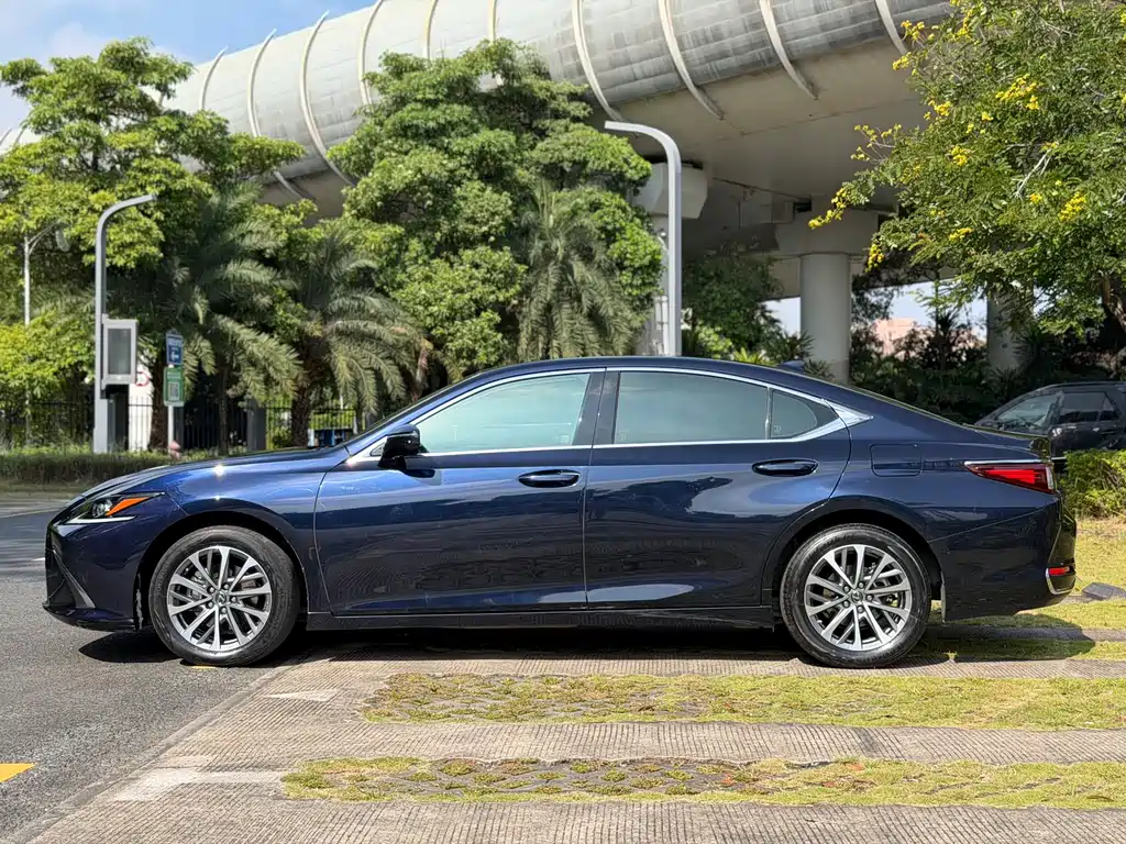 Lexus ES — фото 11