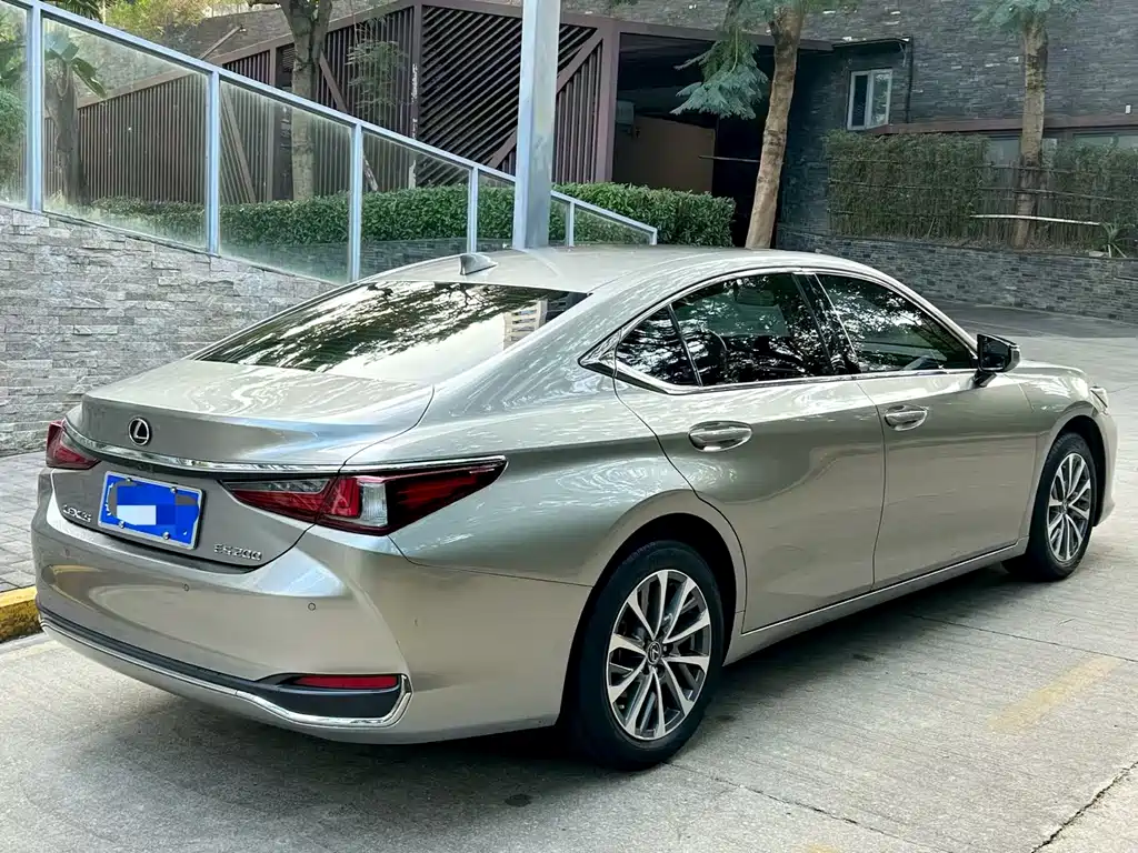 Lexus ES — фото 8
