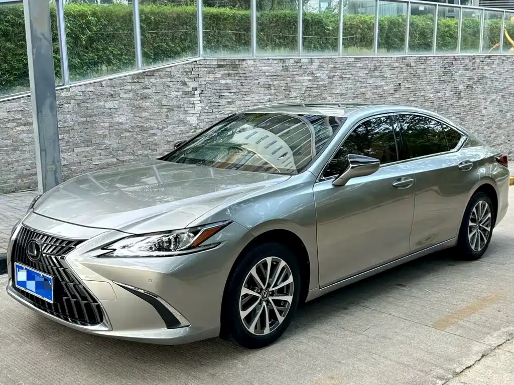 Lexus ES — фото 1