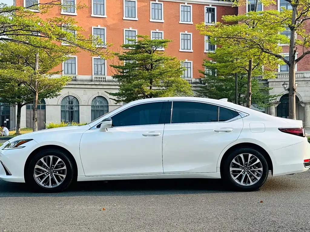 Lexus ES — фото 8