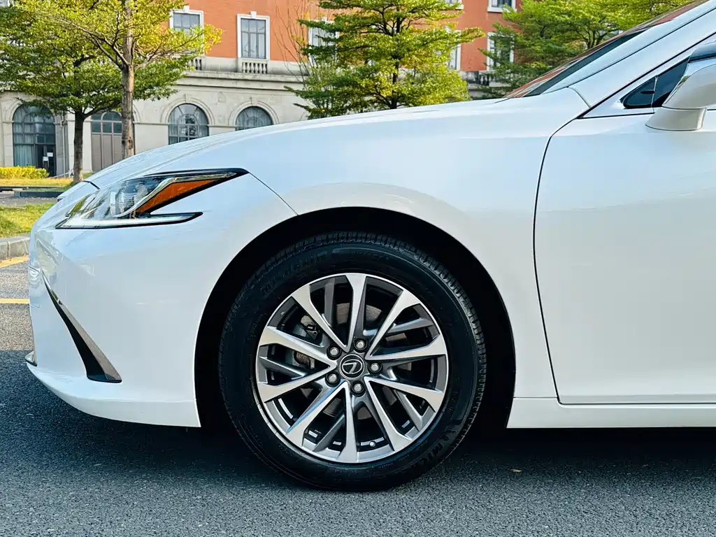 Lexus ES — фото 10