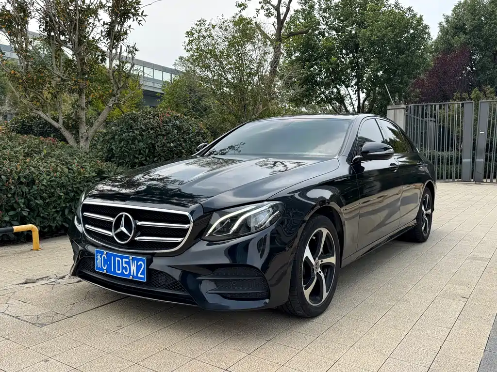 Mercedes-Benz E-Class — фото 1