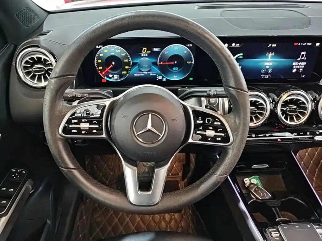Mercedes-Benz EQB — фото 10