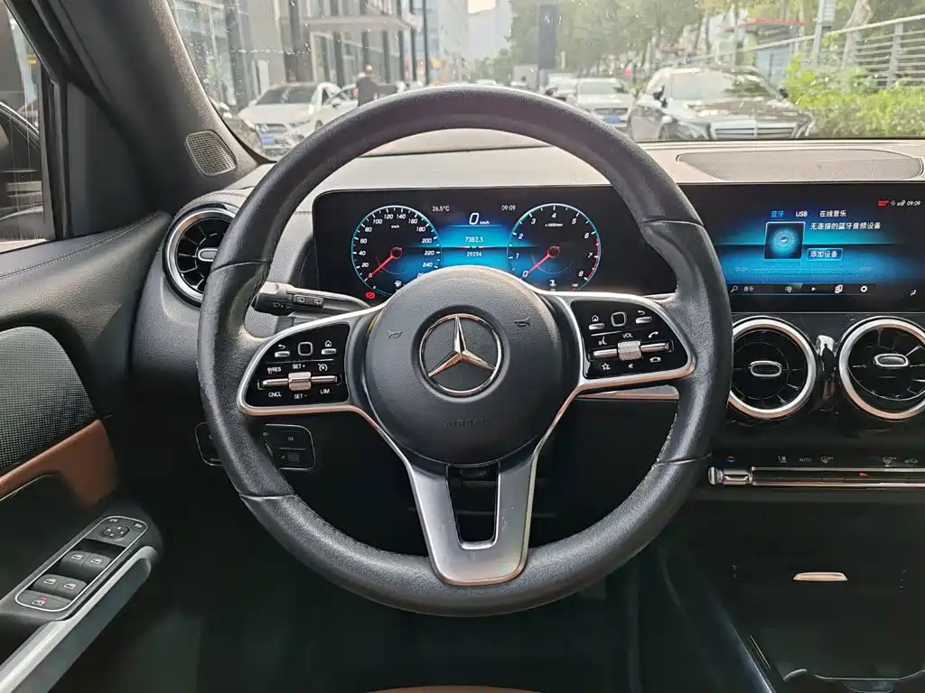 Mercedes-Benz GLB — фото 13