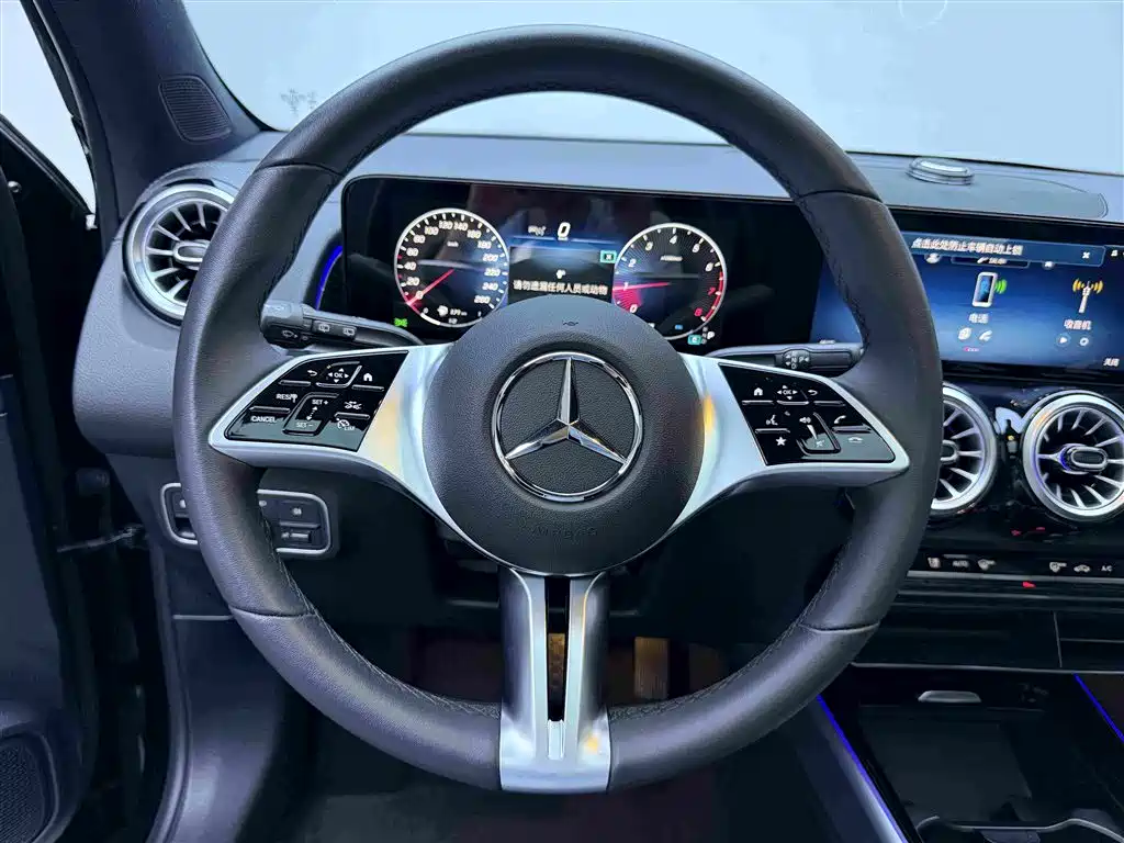 Mercedes-Benz GLB — фото 18