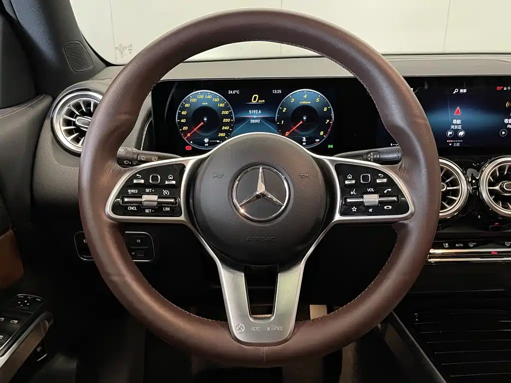 Mercedes-Benz GLB — фото 13