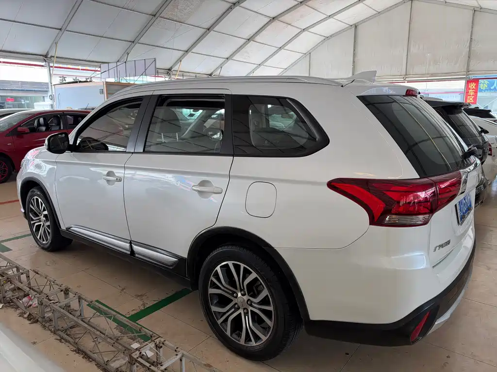 Mitsubishi Outlander — фото 11