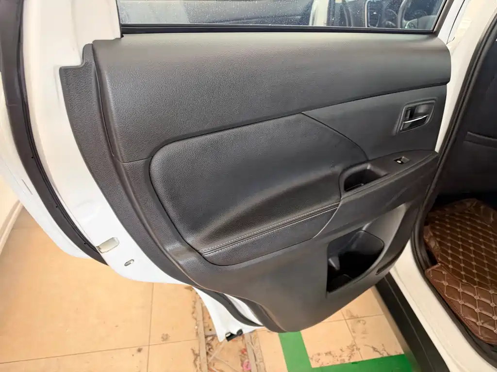 Mitsubishi Outlander — фото 14