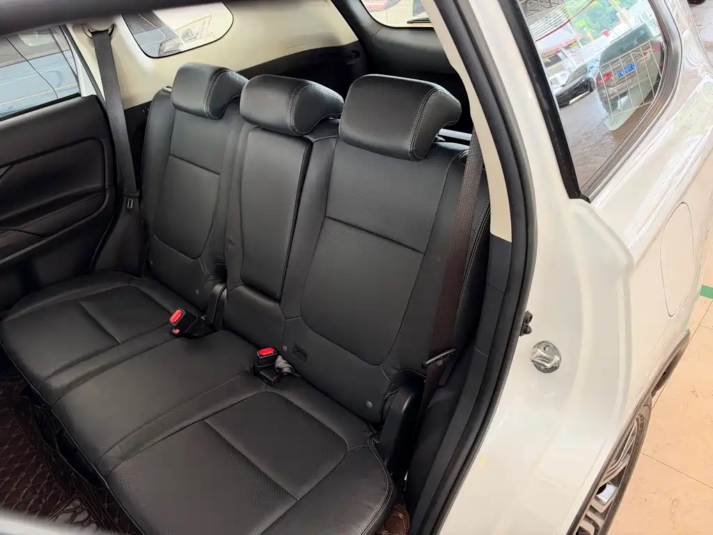 Mitsubishi Outlander — фото 17