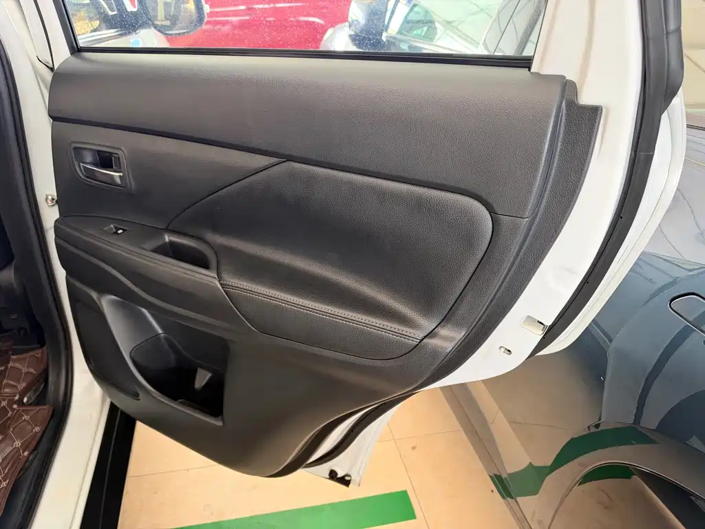 Mitsubishi Outlander — фото 22