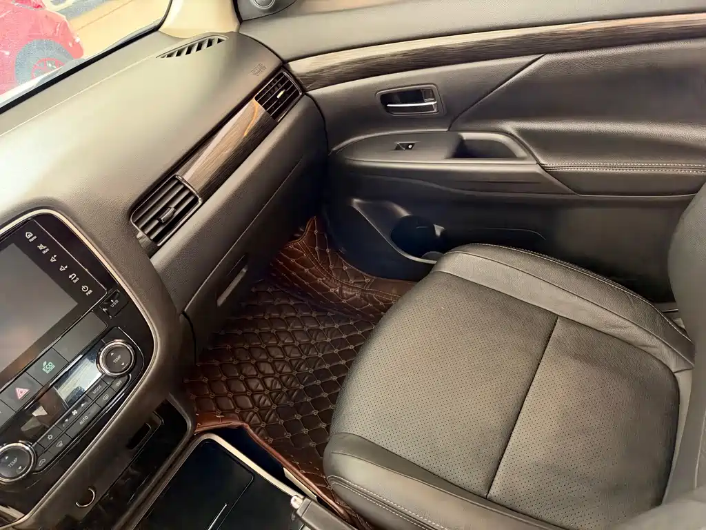 Mitsubishi Outlander — фото 24