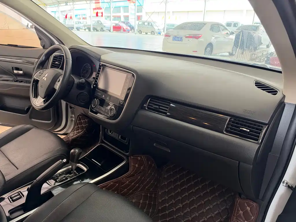 Mitsubishi Outlander — фото 30