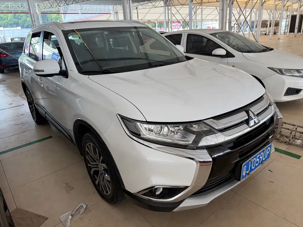Mitsubishi Outlander — фото 5