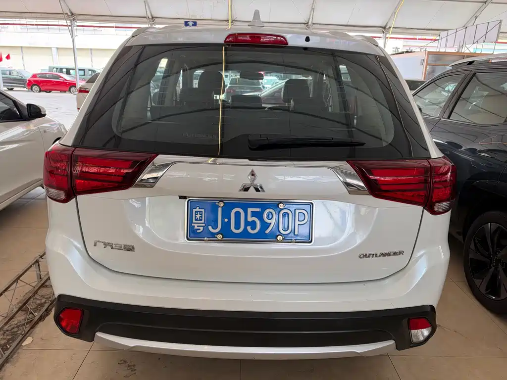 Mitsubishi Outlander — фото 7