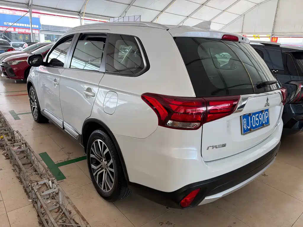 Mitsubishi Outlander — фото 10