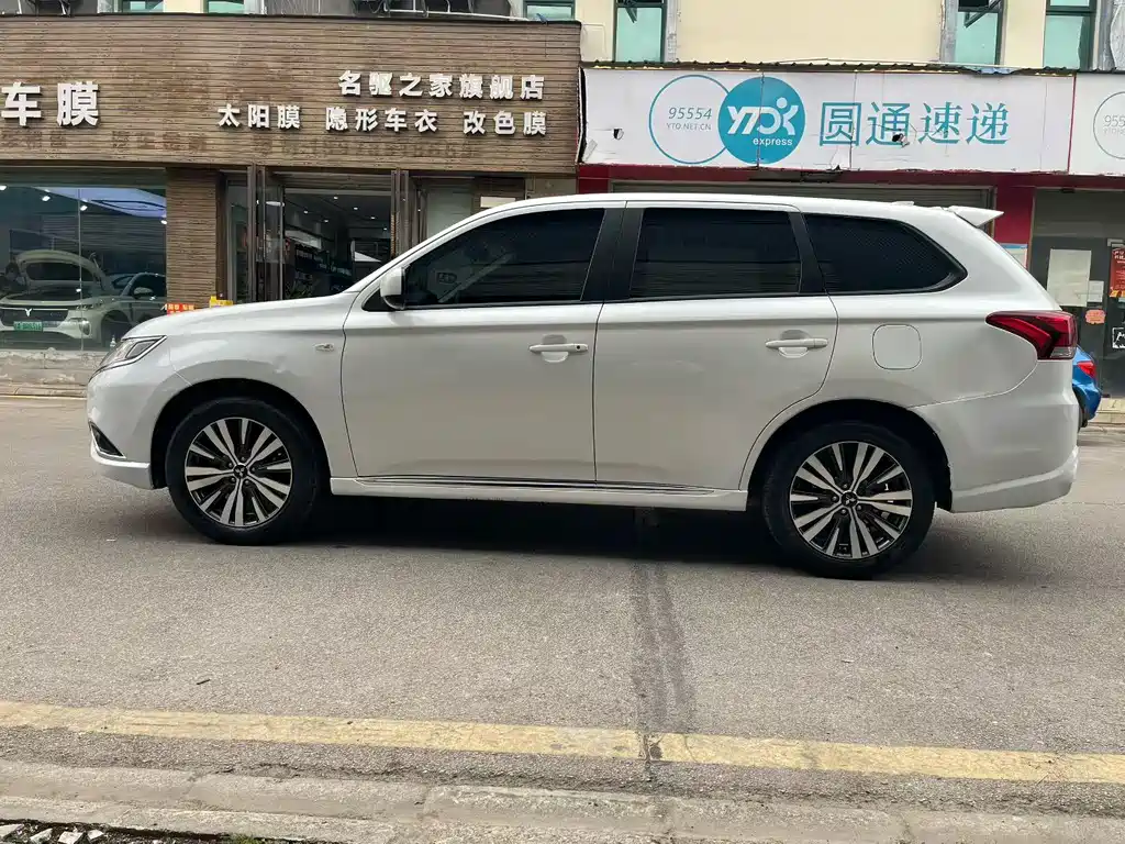Mitsubishi Outlander — фото 4