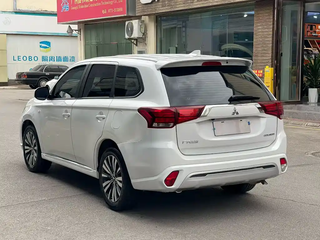 Mitsubishi Outlander — фото 5