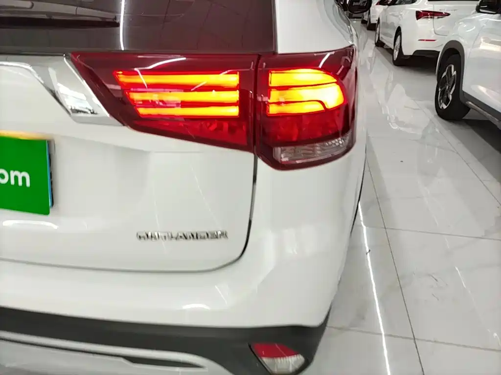 Mitsubishi Outlander — фото 7