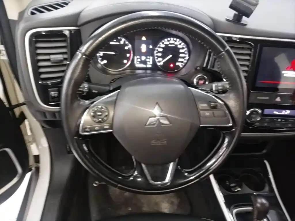 Mitsubishi Outlander — фото 10