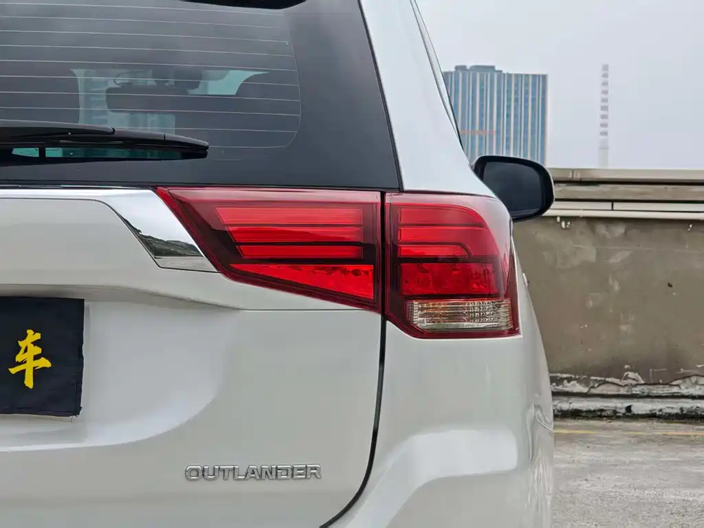 Mitsubishi Outlander — фото 14