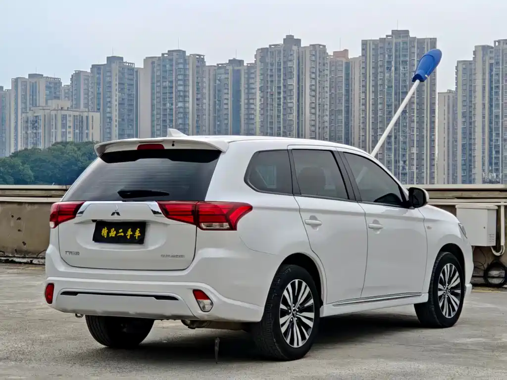 Mitsubishi Outlander — фото 18