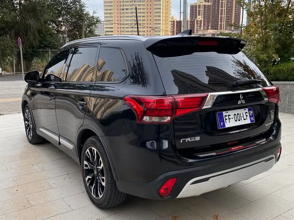 Mitsubishi Outlander — фото 4