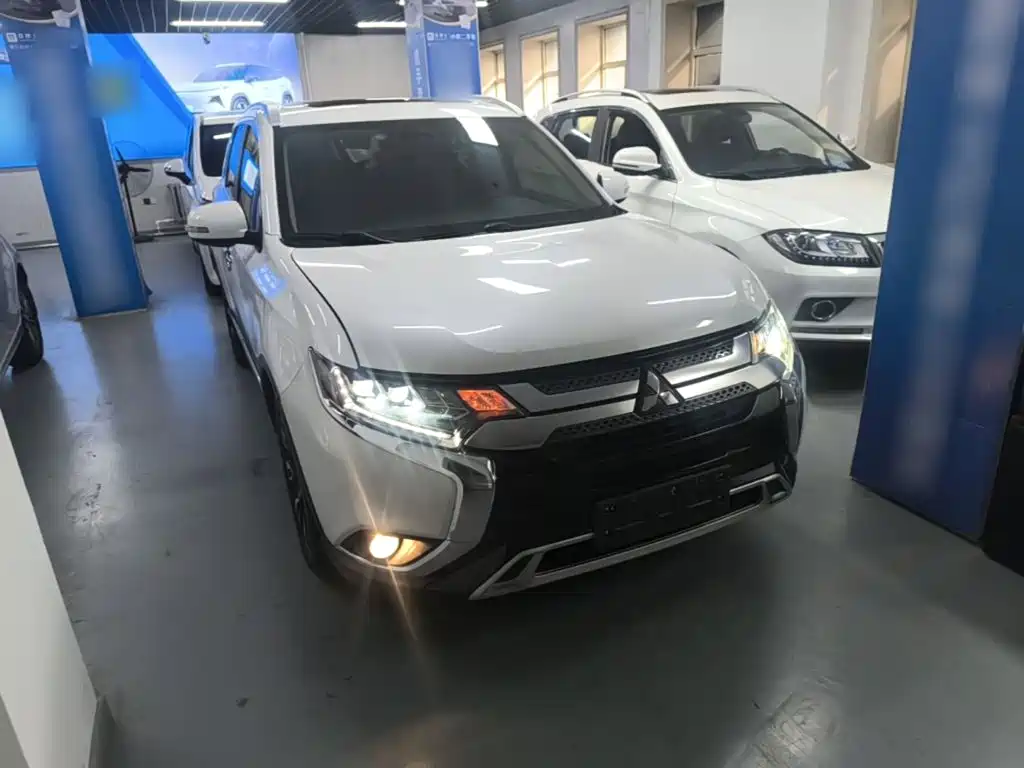 Mitsubishi Outlander — фото 3