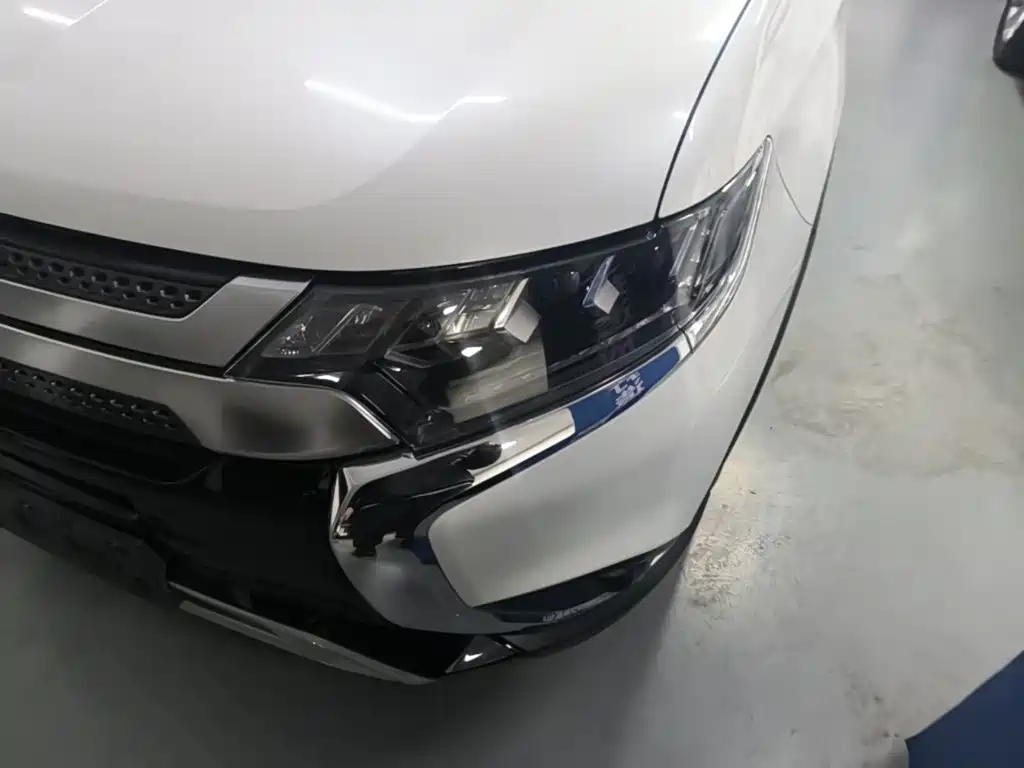 Mitsubishi Outlander — фото 23