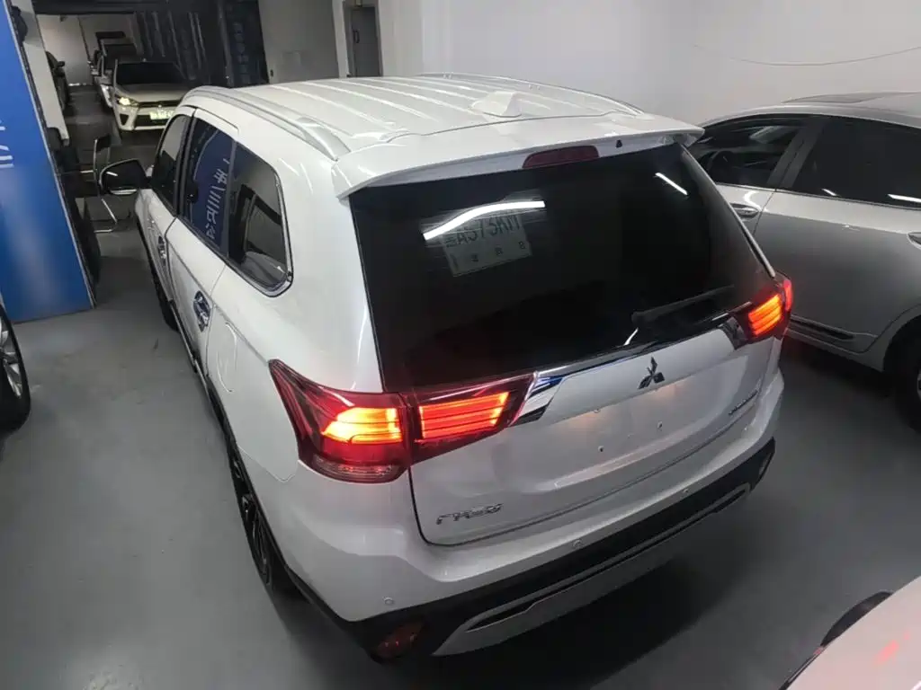 Mitsubishi Outlander — фото 4