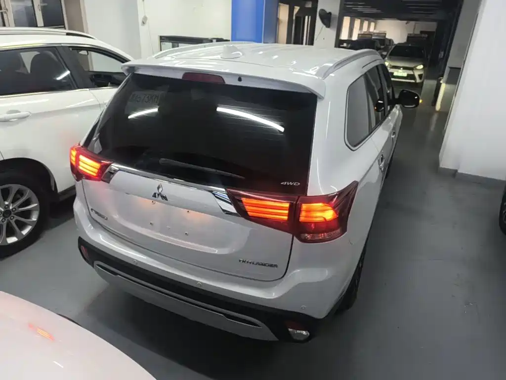 Mitsubishi Outlander — фото 6