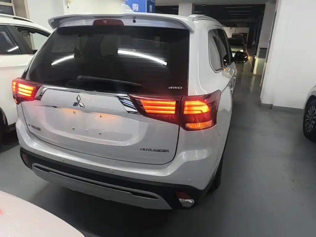Mitsubishi Outlander — фото 7