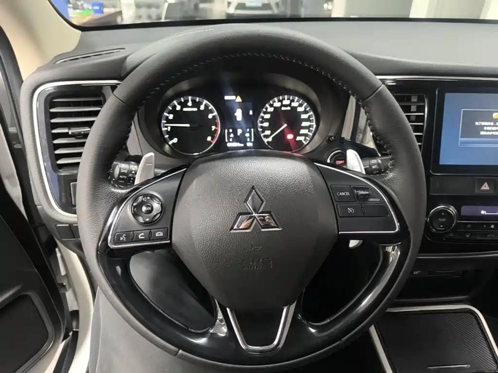 Mitsubishi Outlander — фото 10