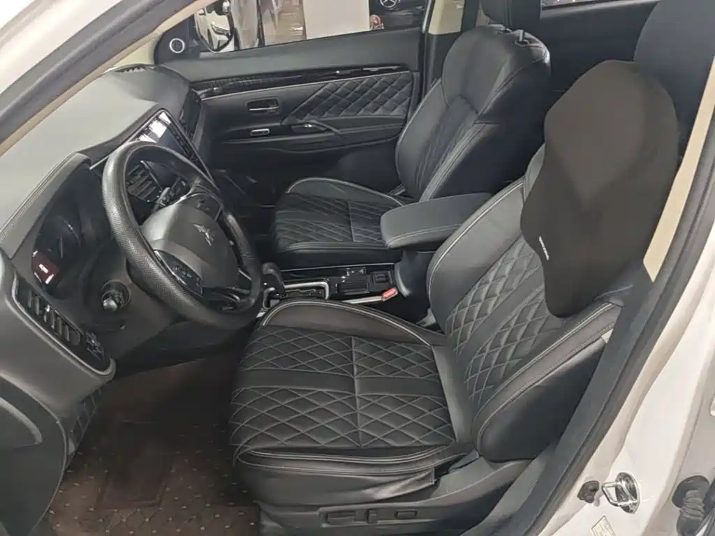 Mitsubishi Outlander — фото 14